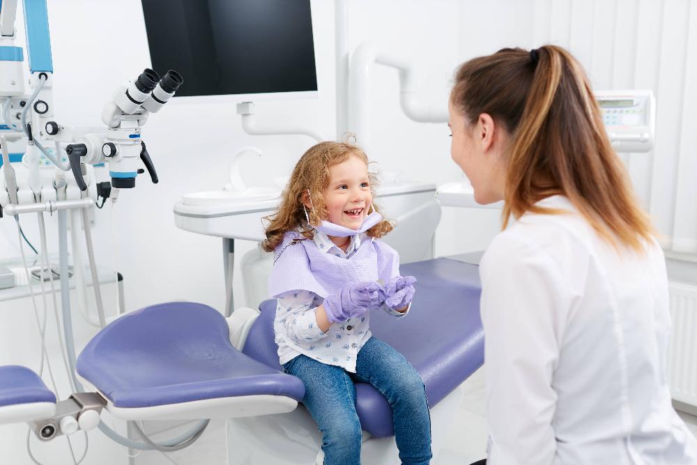 childrens dentist rockville md | small child with dentist