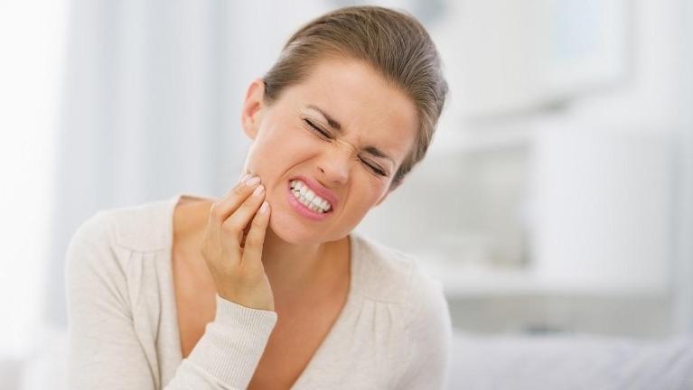 emergency dentist rockville | Woman with bad tooth pain